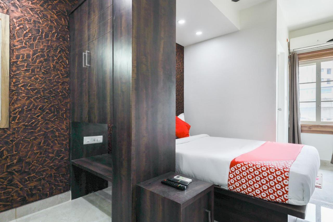 Capital O 71307 Feathers Hotel Kochi Exterior foto