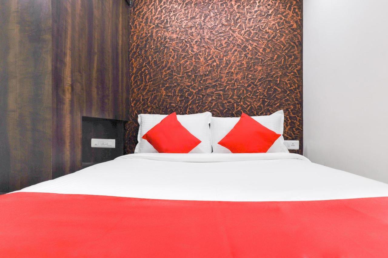 Capital O 71307 Feathers Hotel Kochi Exterior foto
